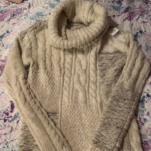 Abercrombie & Fitch Sweaters - Abercrombie and Fitch Cowlneck sweater